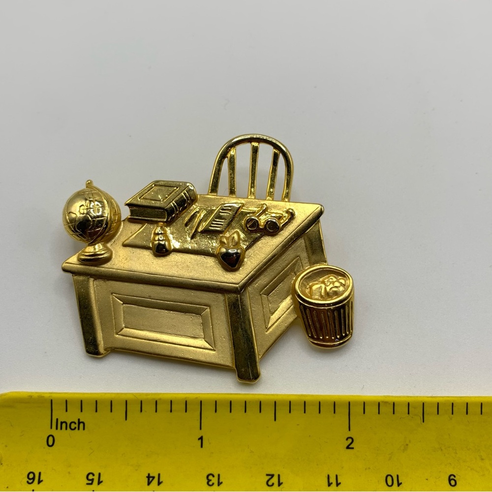 Vintage JJ Gold-Tone School Desk Teacher Brooch/Pin - Signed - Picture 4 of 4